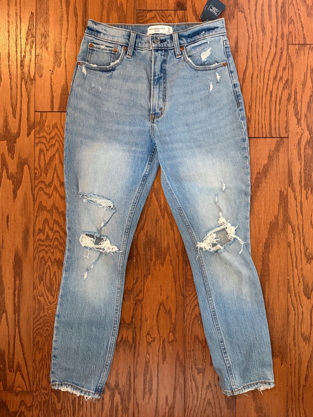 NWT. Abercrombie & Fitch. The Skinny High Rise Jeans. Size 6.